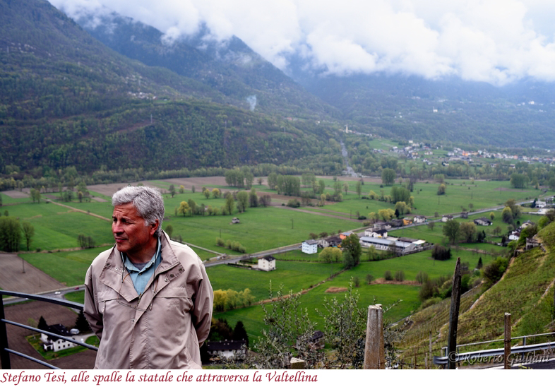 Stefano Tesi sullo sfondo della valle