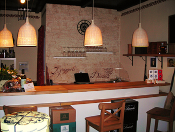 Il bancone dell'enoteca