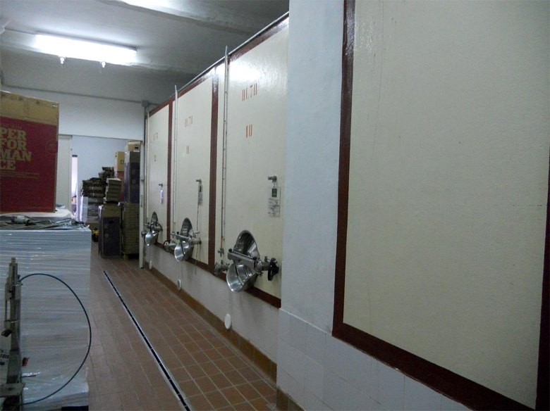 Le vasche in cemento vetrificato dell'azienda Antonelli San Marco di Montefalco (PG)