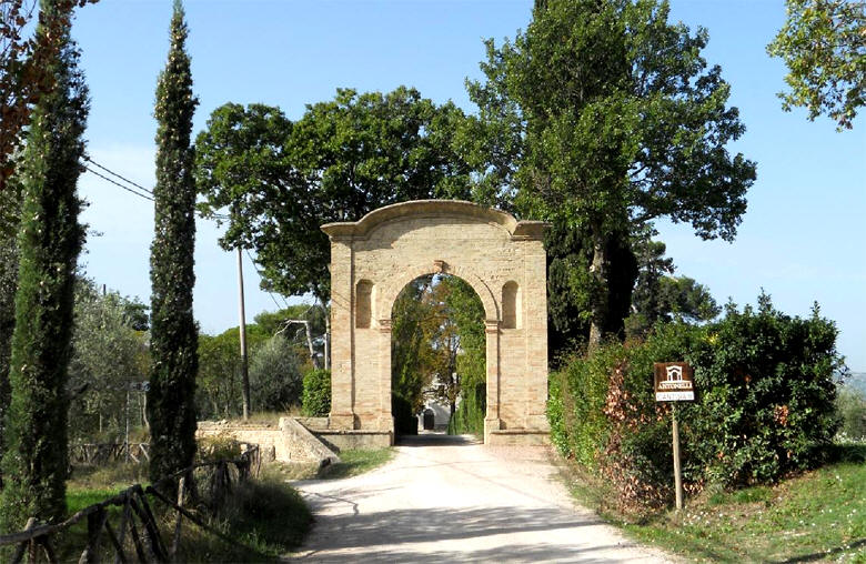 L'ingresso all'azienda Antonelli San Marco di Montefalco (PG)