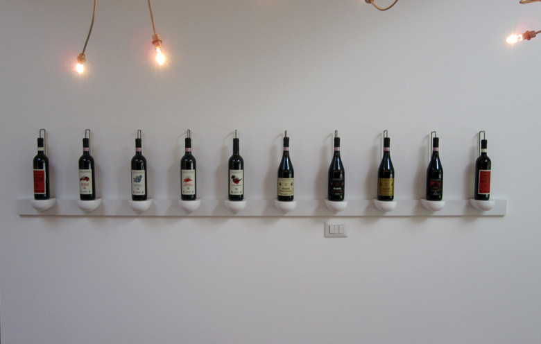 Una fila di bottiglie in esposizione