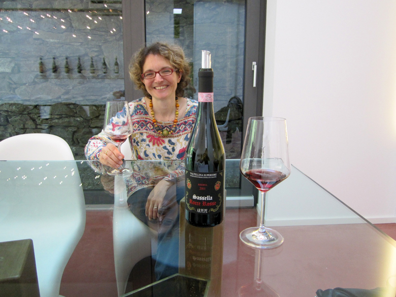 Isabella con un calice di Sassella Rocce Rosse Riserva 2001