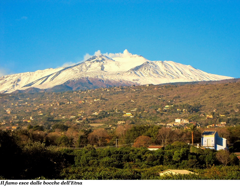 Il fumo esce dalle bocche dell'Etna