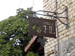 L'insegna in ferro battuto