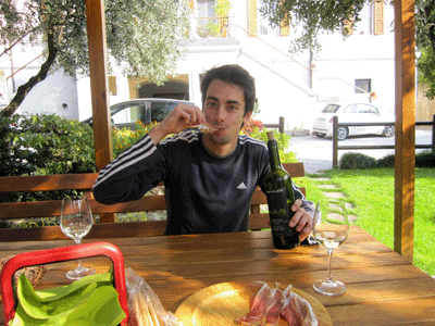 Ansrea D'Osvaldo assaggia un suo prosciutto