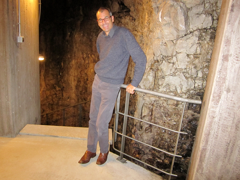 Edi Kante all'ingresso della cantina