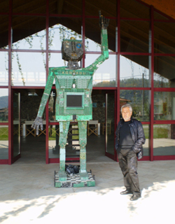 Giovanni Dri all'ingresso dell'azienda