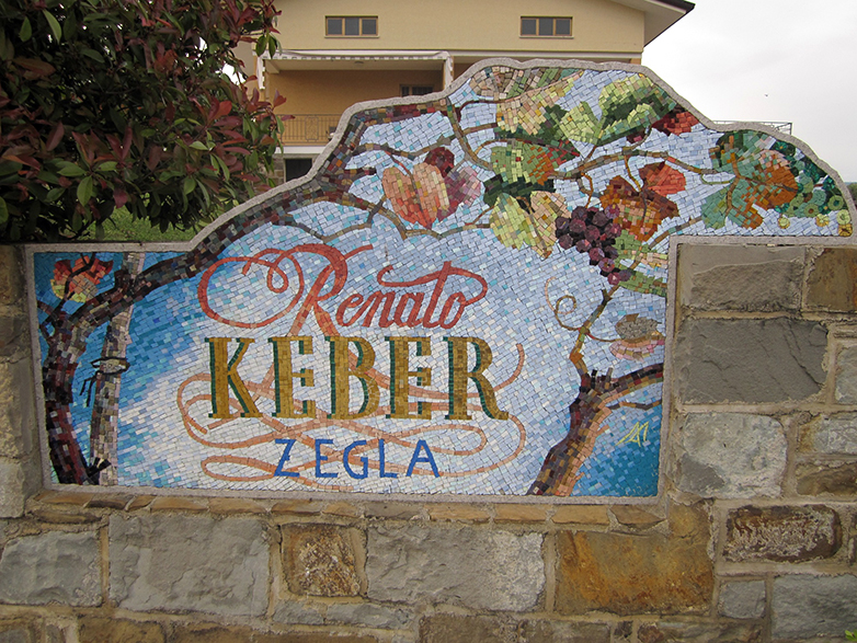 L'insegna all'ingresso dell'azienda