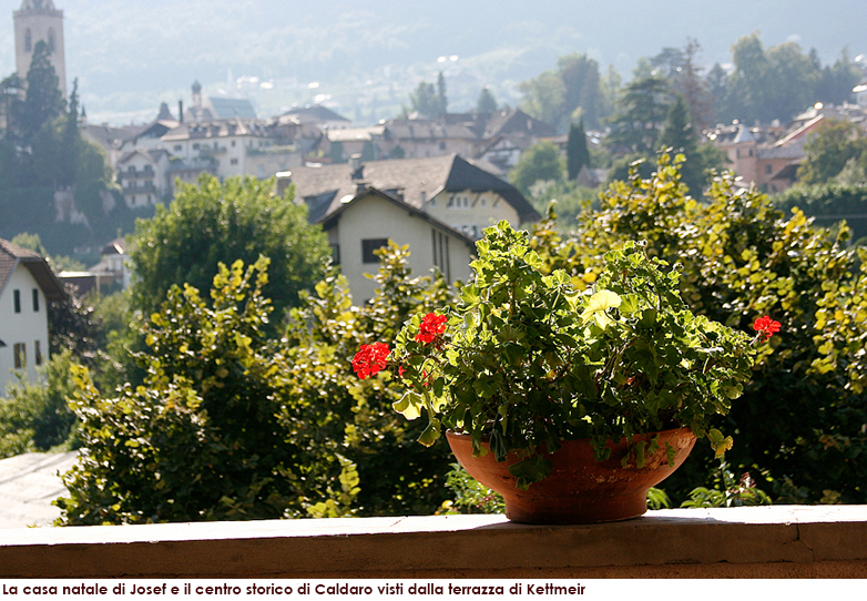 La casa natale di Josef Romen e il centro storico di Caldaro visti dalla terrazza di Kettmeir