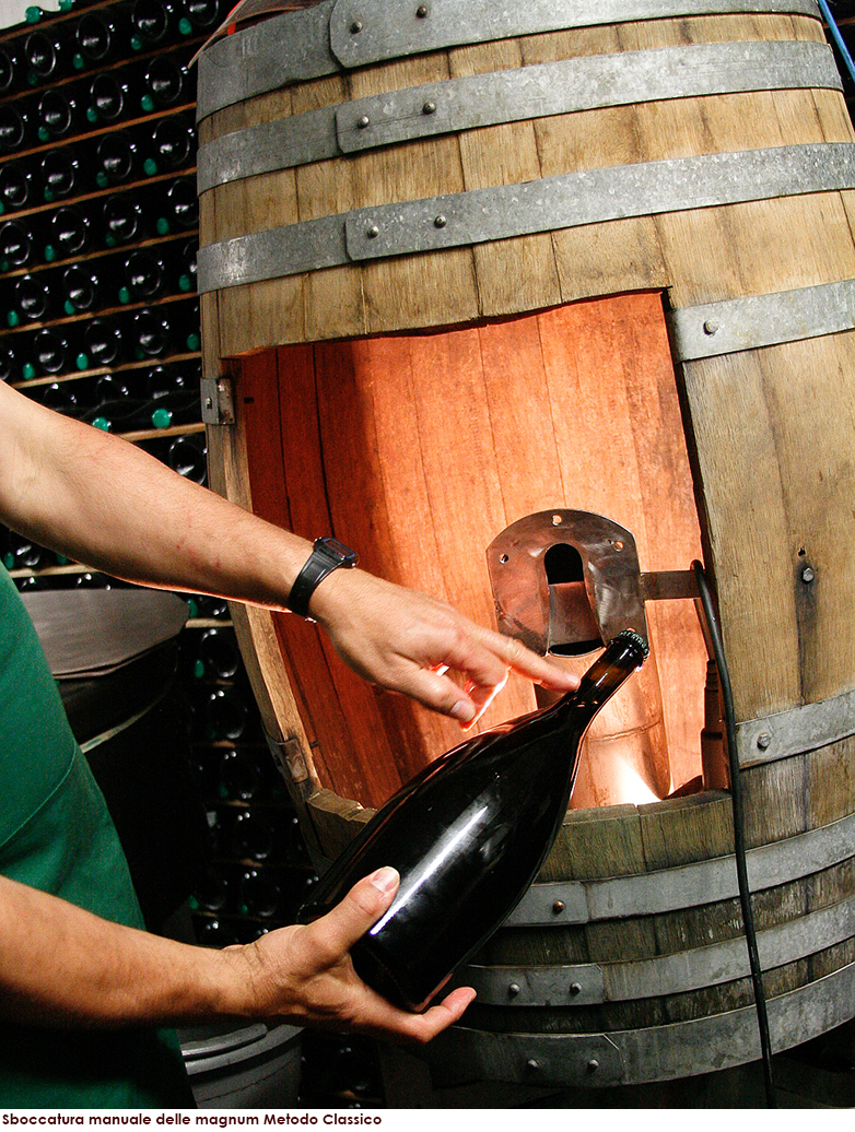 Sboccatura manuale delle magnum Metodo Classico