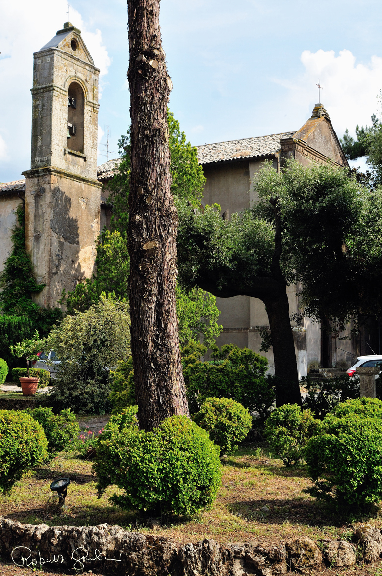 Il giardino con la cappella