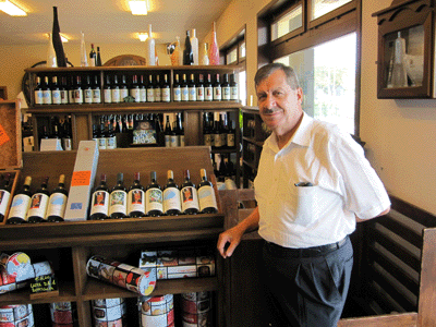 Luigi Soini nel punto vendita della Cantina Produttori