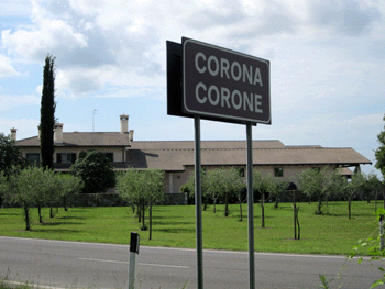 Cartello stradale di Corona