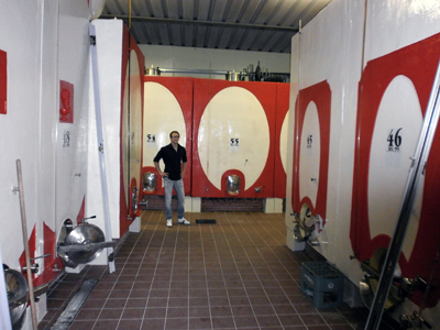 Giovanni Parolin fra le vasche di cemento