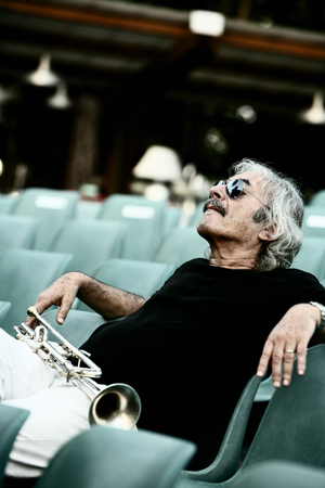 Enrico Rava in un momento di pausa - Fotografia di Andrea Boccalini