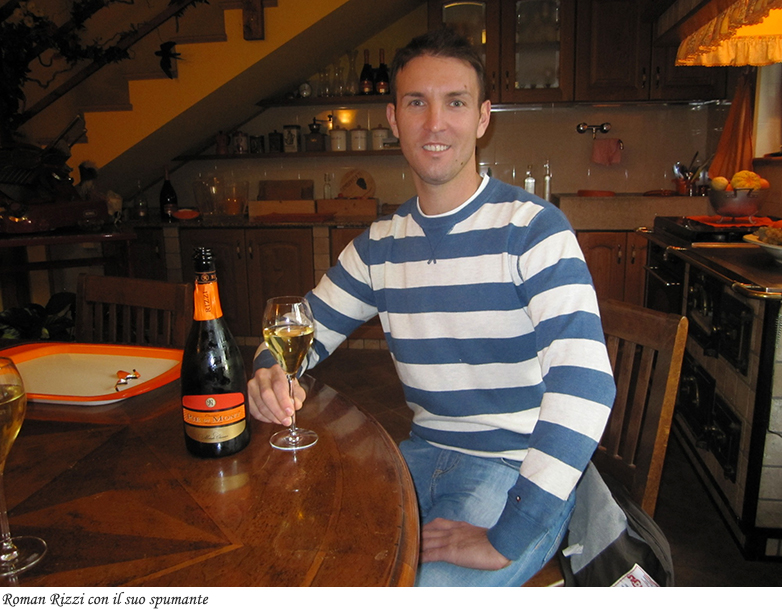 Romn Rizzi con lo spumante Metodo Classico