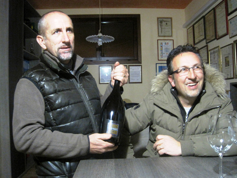 Terenzio Lorenzon con la bottiglia