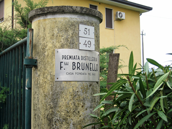 Entrata alla distilleria Brunello