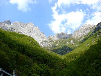 Il paesaggio in Garfagnana nei pressi della Grotta del Vento