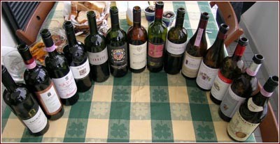 Bottiglie di Aglianico e Nebbiolo in degustazione