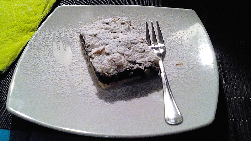 Crostata con marmellata di visciole e scaglie di mandorle