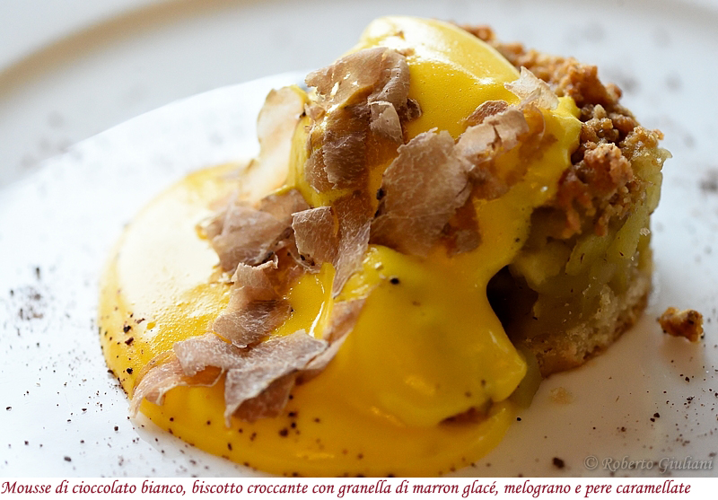 Mousse di cioccolato bianco, biscotto croccante con granella di marron glacé, melograno e pere caramellate