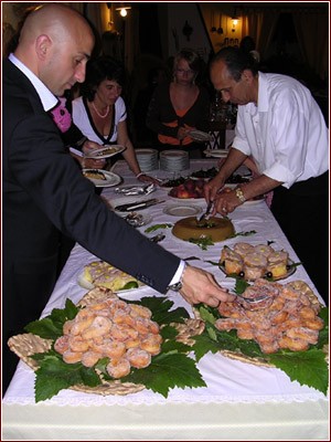 La tavola imbandita di dolci