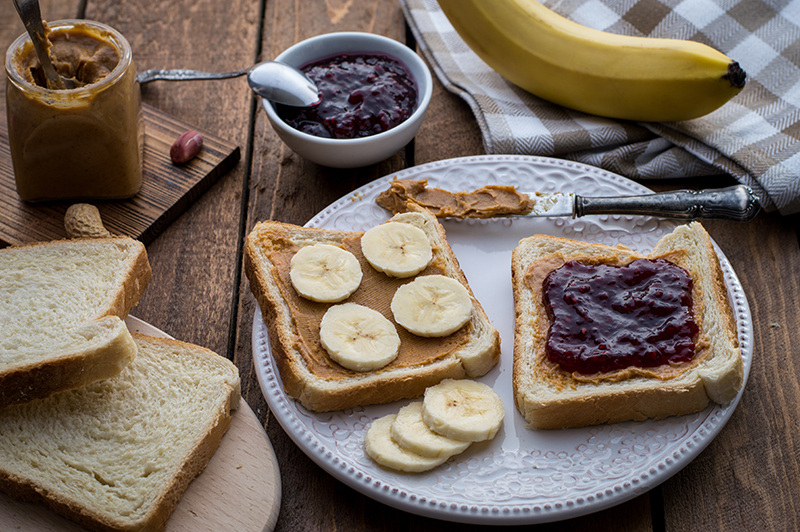 Spuntino con burro di arachidi