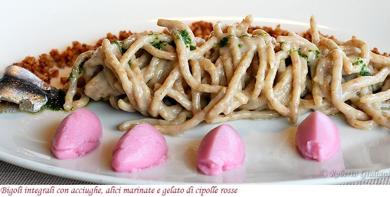 Bigoli integrali con acciughe, alici marinate e gelato di cipolle rosse