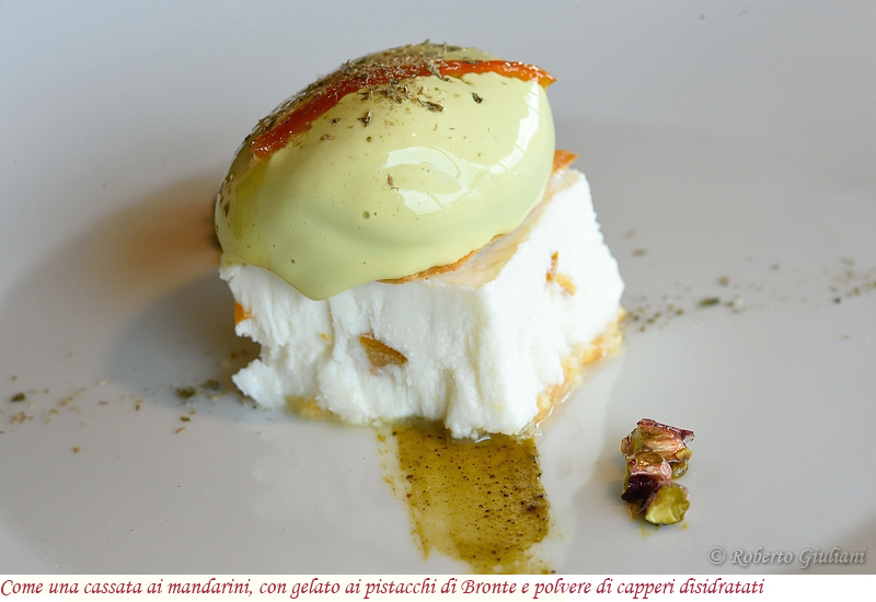 Come una cassata ai mandarini, con gelato ai pistacchi di Bronte e polvere di capperi disidratati