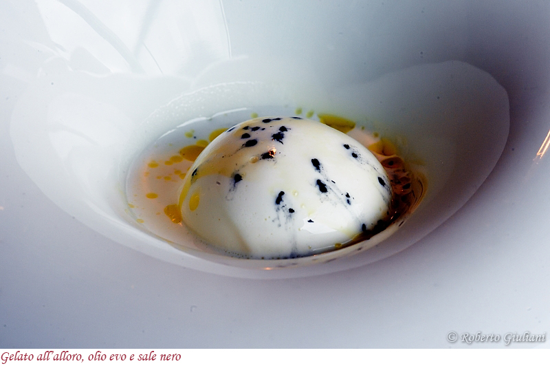 Gelato all'alloro, olio evo e sale nero