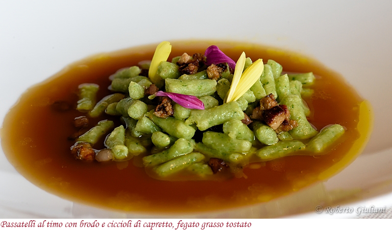 Passatelli al timo, con brodo e ciccioli di capretto, fegato grasso tostato
