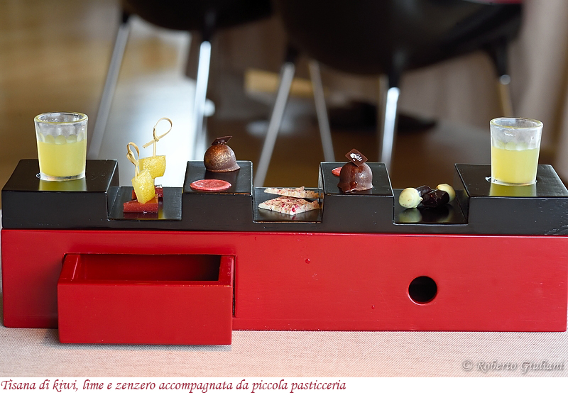 Tisana di kiwi, lime e zenzero accompagnata da piccola pasticceria