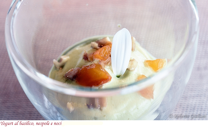 Yogurt al basilico, nespole e noci