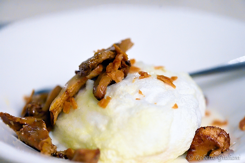 Uovo al vapore con crema di parmigiano, galletti e crumble di bruschetta