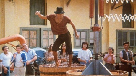Celentano pigia l'uva nel film 