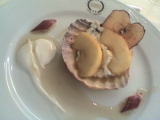 Crostatina di mele annurche e crema di ricotta di bufala con salsa allo yougurt di bufala e miele d'acacia