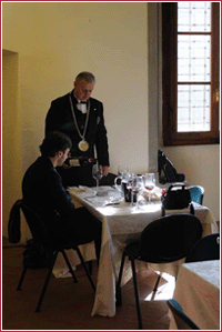 L'autore dell'articolo mentre gli viene versato il vino