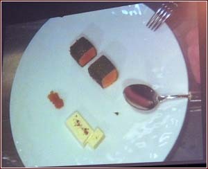 cilindri di salmone avvolti dalle foglie di acetosella