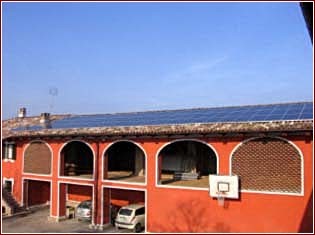pannelli solari su un altro lato della cascina