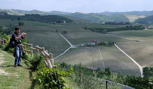 Alessandro Franceschini fotografa il panorama dei vigneti dall'azienda Rizzi