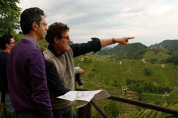 Adami indica il vigneto a Rive di Farra di Soligo