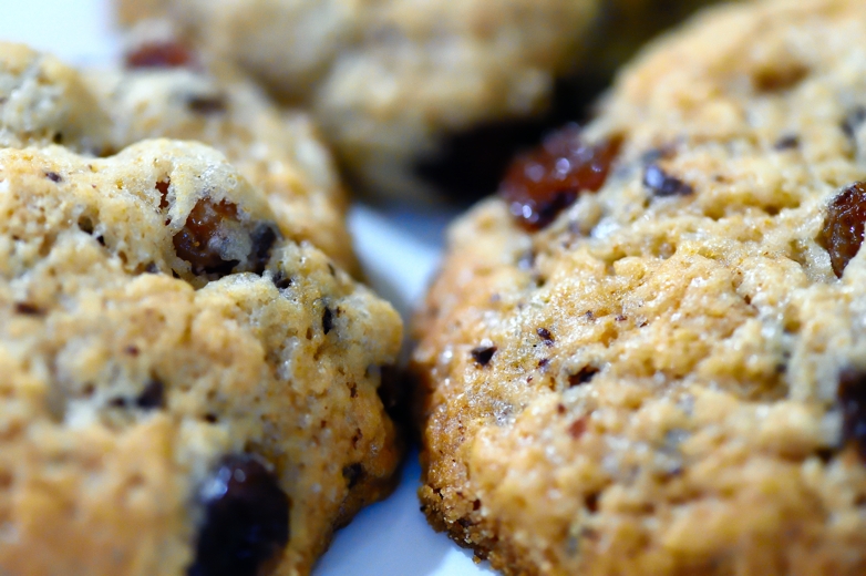 Biscotti con cannella, uvetta e scaglie di cioccolato