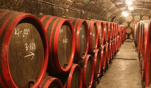 Simkó Kőporos Borászat Eger