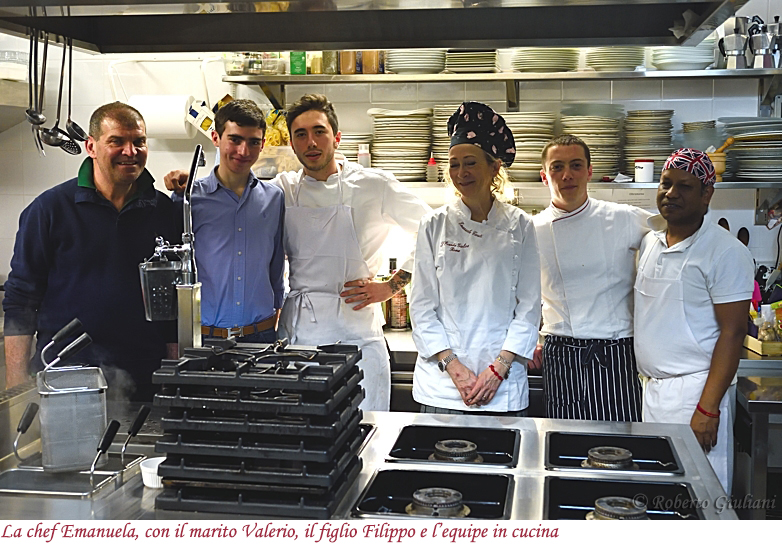 Emanuela, Valerio, il figlio Filippo e lo staff in cucina