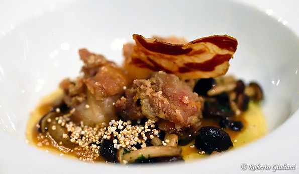 Coniglio croccante con polenta e pioppini in salsa alla cacciatora