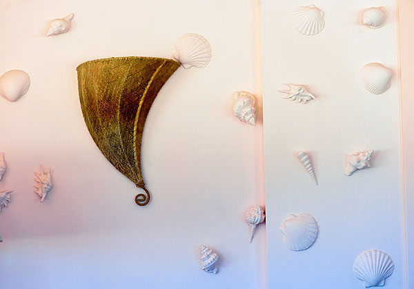 Un particolare della parete della sala