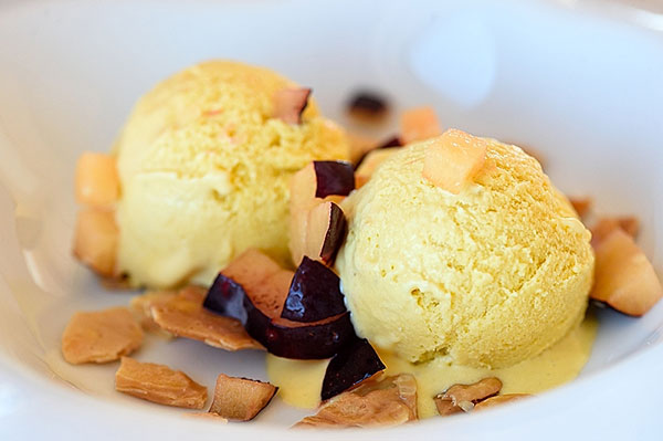 Gelato alla banana con prugne e croccante di mandorla