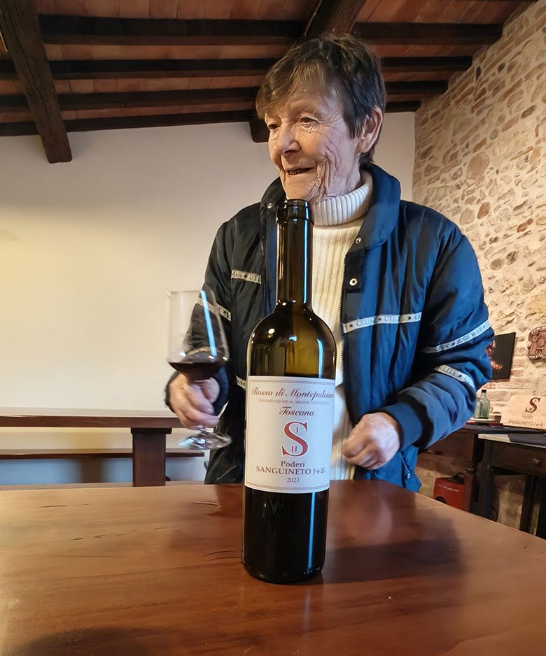 Dora con il suo Rosso di Montepulciano 2023