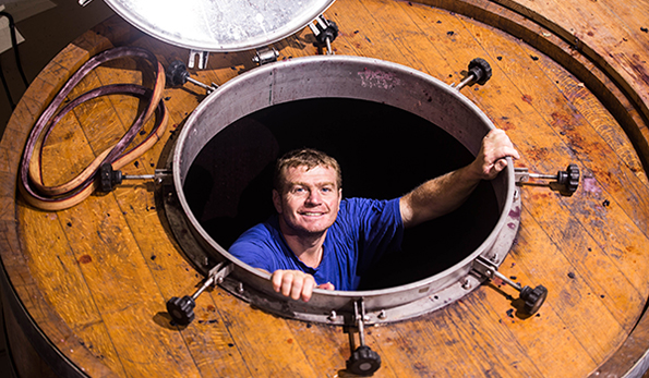 Hervé Grosjean durante la svinatura